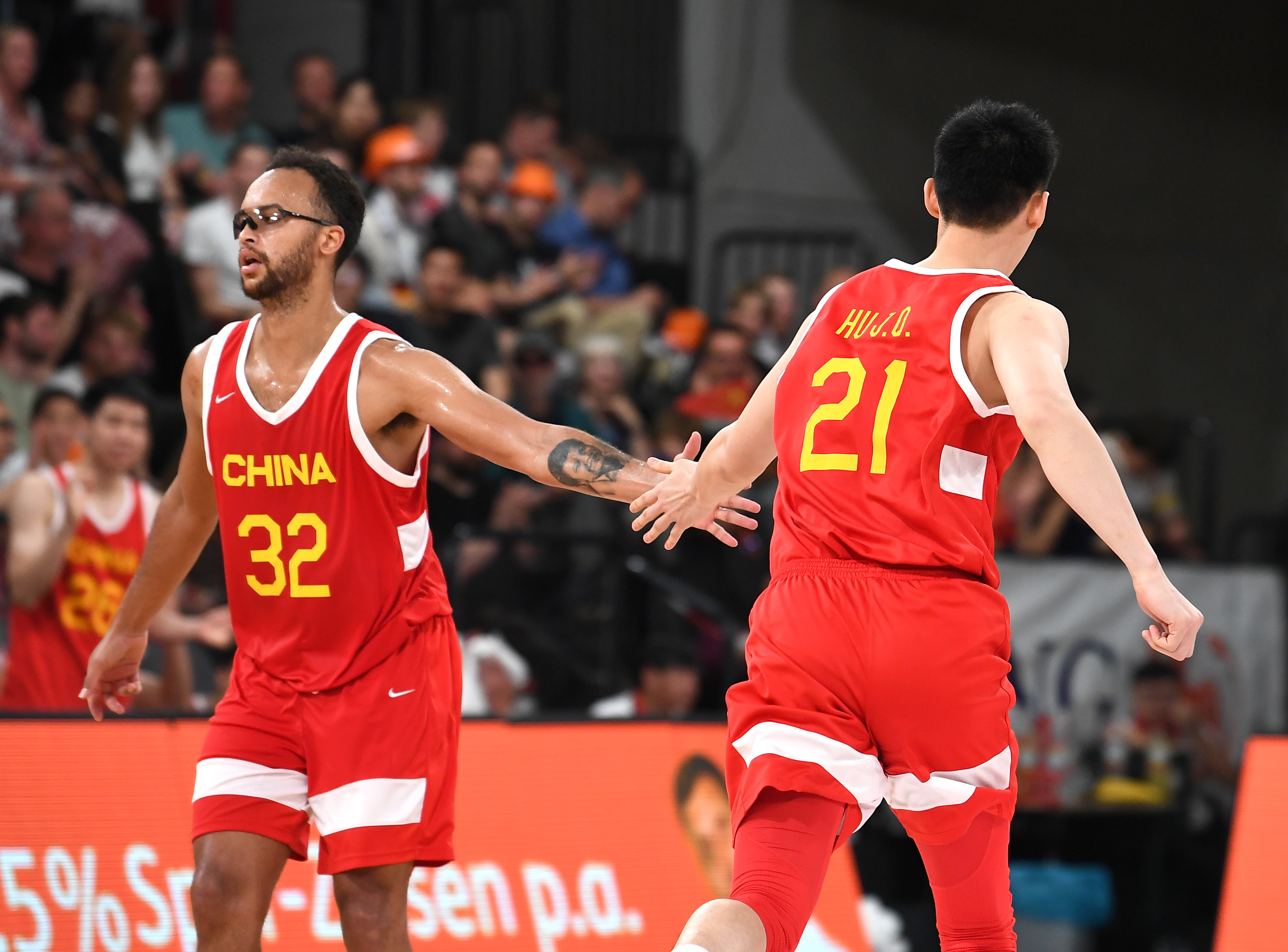 中国队险胜葡萄牙队，梁靖崑统治全场