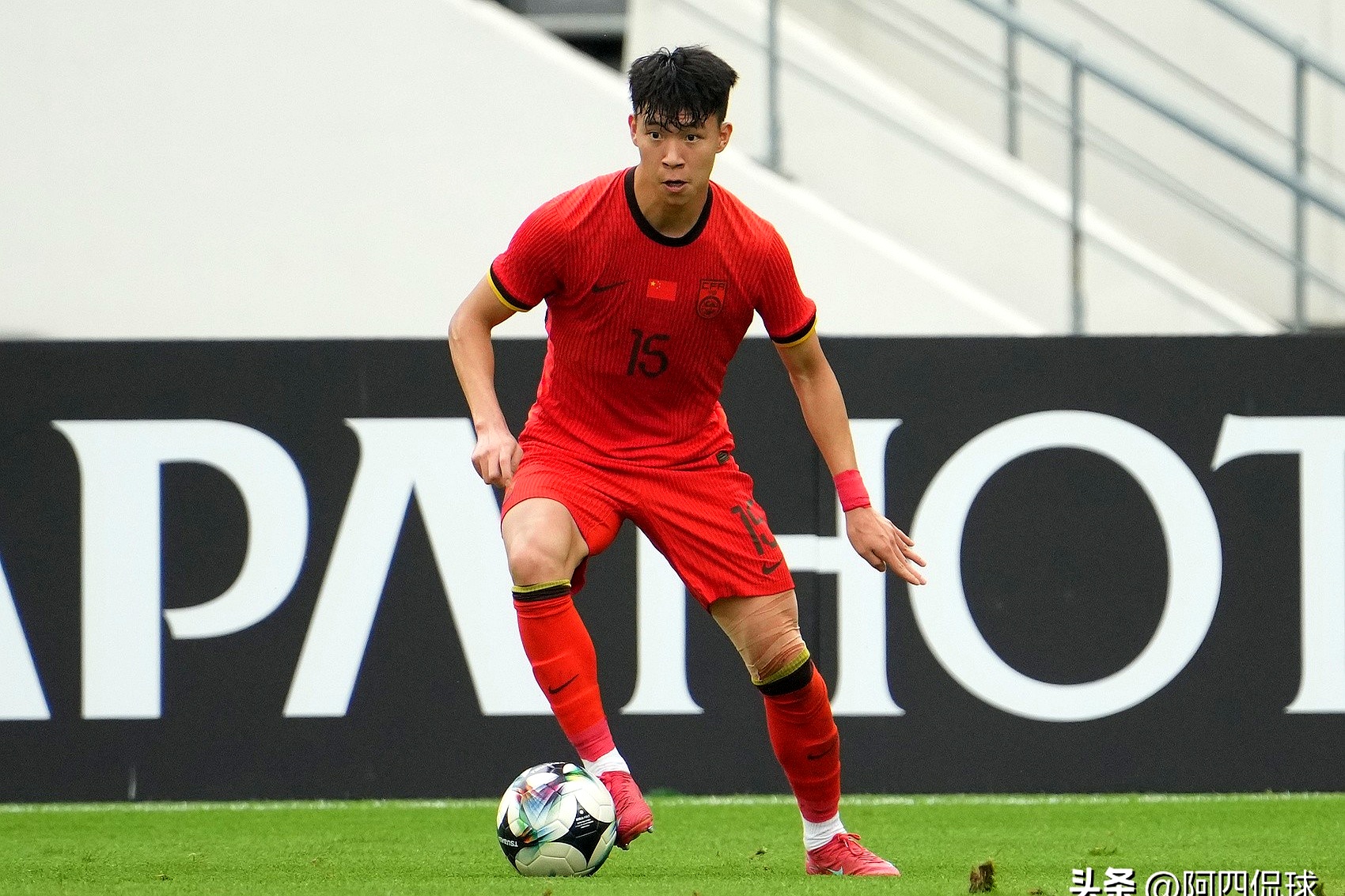 中国队险胜葡萄牙队，梁靖崑统治全场