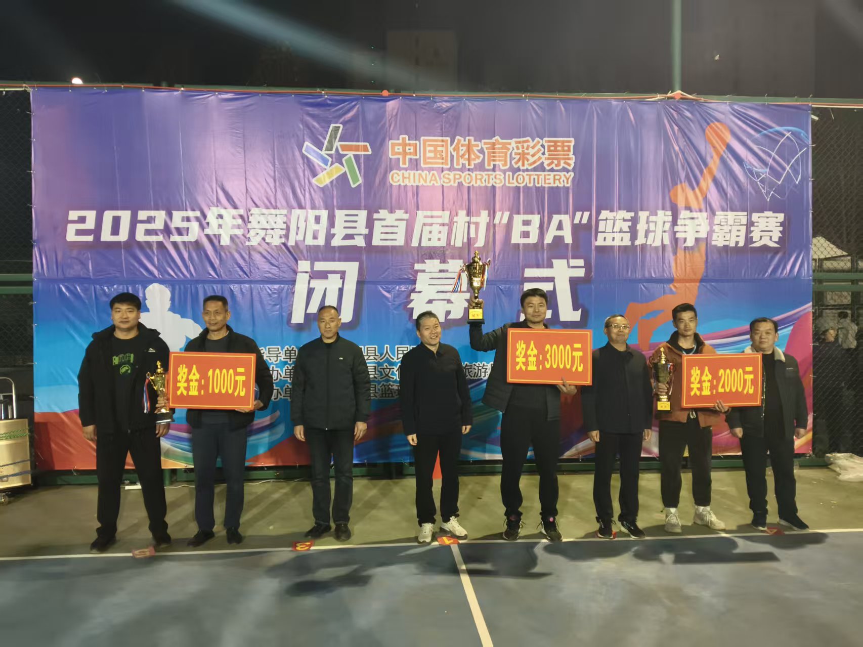 球员们团结一心，全力以赴展现出顽强斗志