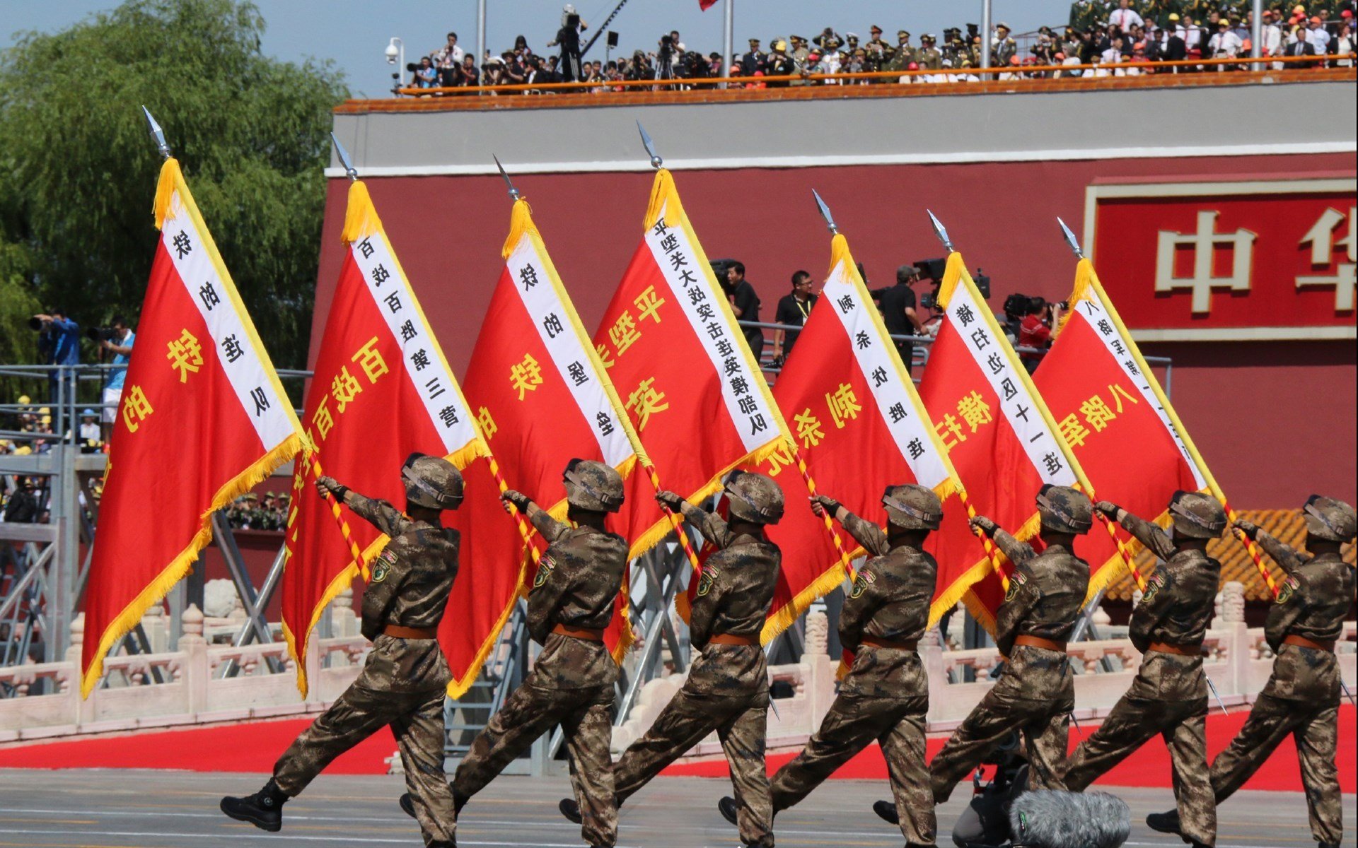 围场鏖战，维斯塔潘率雷诺力克法拉利